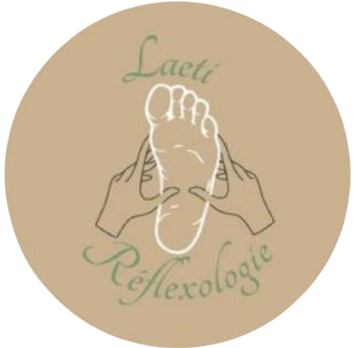 Logo Laeti Réflexologie avec un pied stylisé entouré de deux mains, en dessin épuré vert et beige