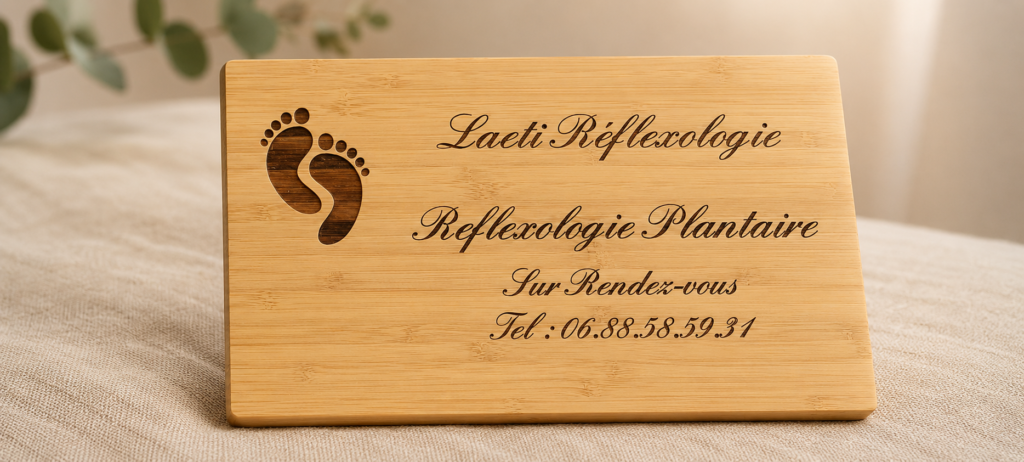 Plaque en bois gravée du cabinet Laeti Réflexologie spécialisée en réflexologie plantaire à Portes-lès-Valence.Plantaire – Sur rendez-vous – Tel : 06 88 58 59 31